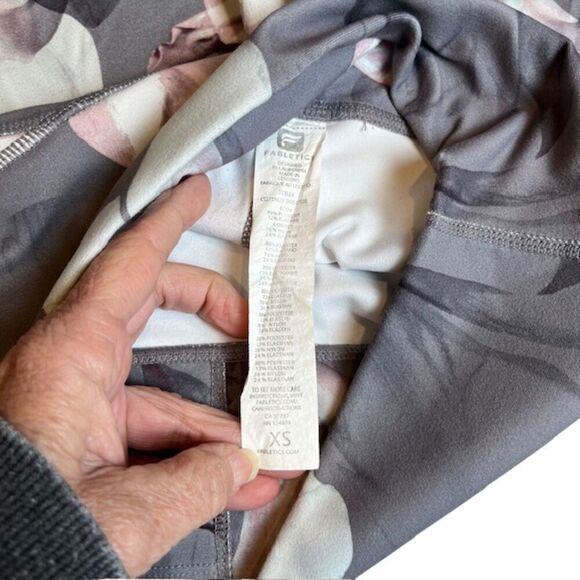 Fabletics Gia Printed PowerLite Capri Gray Floral Cropped Size XS - Picture 10 of 13